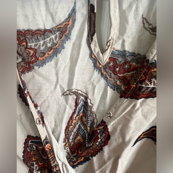 Size small bohemian style romper, waist area has elastic stretch - Picture 4 of 6